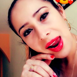 Adriana, 35-year old social media influencer with beauty and fashion content