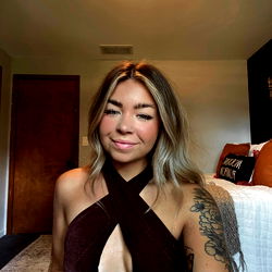 OnlyFans Model Prettypeach in a Daring Strapless Dress