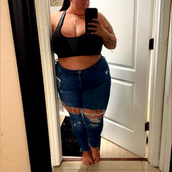 Addi_xx in a Mirror Selfie