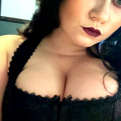 Desirae, an OnlyFans model in a bustier and lipstick