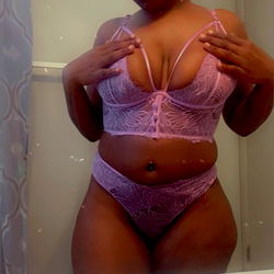 OnlyFans Model: Prettypinkchocolate - Full Body Shot