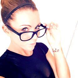 Alexis Val: Elegant, Stylish Model in Chic Trends