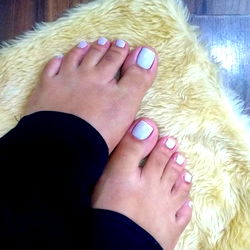 Afrodite - Toe-tallating Feet on a Fur Rug