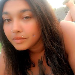 Anita Luvless 🌻 | Model Portfolio