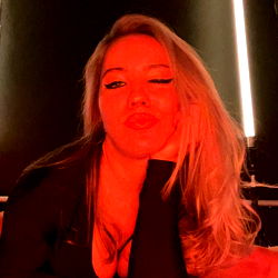 AussieTwerk Premium: Red-hot Aussie model with striking features and seductive poses