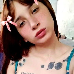 Turquesa in Casual Outfit with Pink Bow Hair Accessory