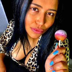 Mamicolombiana's Candy Moment