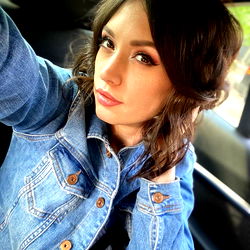 Carol of Queens, a vibrant model