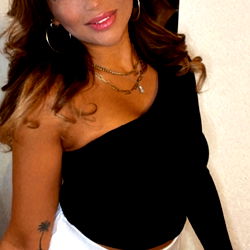 Ashleynaomi, a Model of Style and Confidence