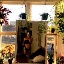 New Zealand Model āna in a Plants-themed Room