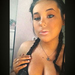 Alex Wride: OnlyFans Model with Gorgeous Smile and Tight Bra