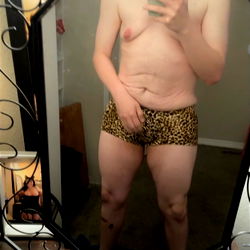 Shirtless OnlyFans Model in Mirror