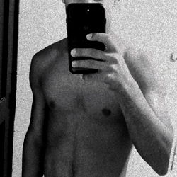 OnlyFans Model Edwin Sierra in Stylish Fashion Post