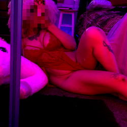 A Sensual Photoshoot of OnlyFans Model Salem