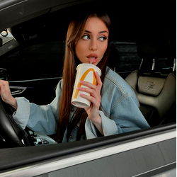 Stylish Alice, a fashionista in the fast lane!