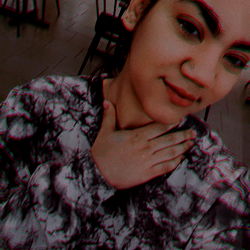 La_pequeñasexy in a casual pose,