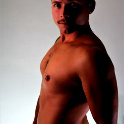 OnlyFans Model Axel: A Tampa-Based Shirtless Advertisement