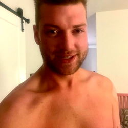 Androgyously model takes center stage in mirror selfie,