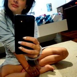 Alina, a Romanian OnlyFans model, showcases her casual side with a selfie.