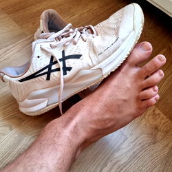 Barefoot on the Tennis Court: A Model's Perspective