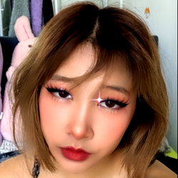 Winnie, a Vibrant Vlogger