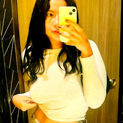 Ashleylizette poses for photo in casual attire