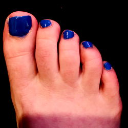 Toe-tacular: Laci's Blue Nail Polish Showcases a Stylish Toe Nail
