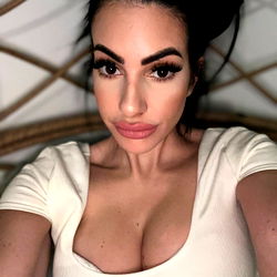 Model Angelina 🍒, from Canada on OnlyFans