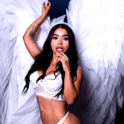 Angie Lorenna: Angelic Model from Colombia