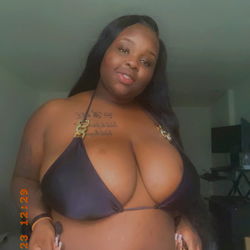 Nolia_305, a Curvy Model in Bikini