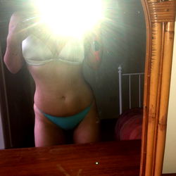 OnlyFans Model Amira xxx Captures Mirror Selfie in Bathing Suit, Showcasing Curvy Figure and Toned Stomach