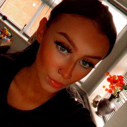 Davina Smith - OnlyFans Model, Personalized Photos for Fans