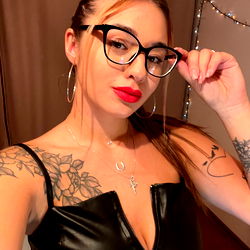 A’s secret – A tantalizing OnlyFans model in black leather strutting her stuff