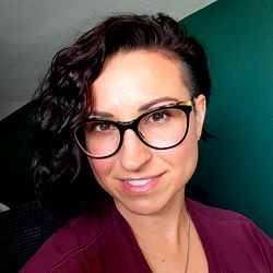 Amber from Ohio, Showing Her Wavy Hair Style