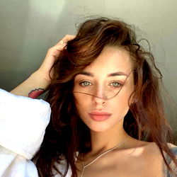 Angenika_Sweet: A Parisian Model in a Stylish Setting