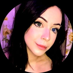 Onlyfans Model with Unique Eye Makeup