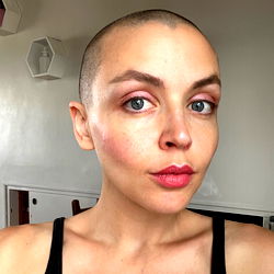 Onlyfans model Alexa Kelly Rivas, a bald beauty with a striking makeup look
