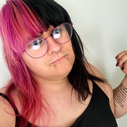 California-based Model xXEmberXx