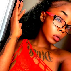 AriielTheFreak, Onlyfans Model, Striking Pose