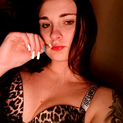 OnlyFans Model Lyssababyy Sharing a Late Night Selfie