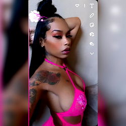 Onlyfans Model Miamilee in Pink Lingerie