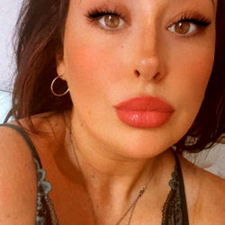 OnlyFans Model Abbie Poole - Stylish and Gorgeous