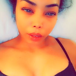 Model Photoshoot in an Online Ad