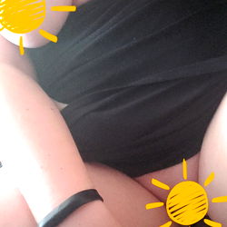 OnlyFans Model Wildkittycat69 Showing Off Her Sunlit Assets