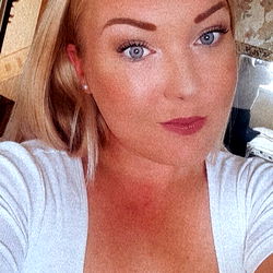 Shannon Lewis - Modeling a Fashionable Style