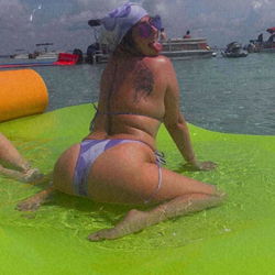 Beach Vibes: Onlyfans Model Peny Lane