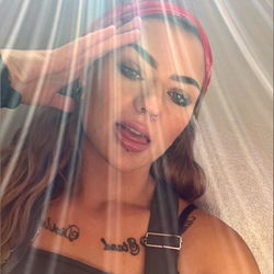 Not Anna, a vibrant influencer from PNW