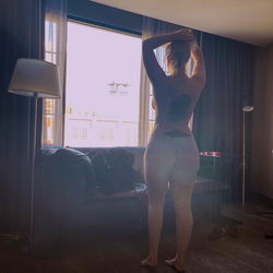 Bee Free: A Peek into the OnlyFans World