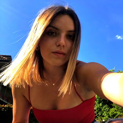 Bea 💖 in Milano, Posing for a Selfie with Her Phone.