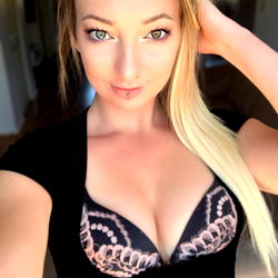 Onlyfans Model Kelly Snow FREE - Playful and Intimate